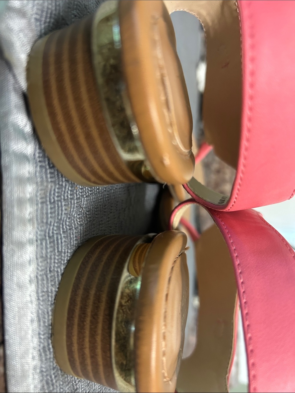 Liz Claiborne Coral Pink Thong Sandals with Gold Hardware - Picture 4 of 8